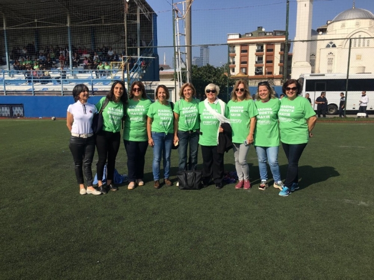 Kadın Futbolcular ’Kadına Şiddete Hayır’ Tişörtleriyle Maça Çıktı