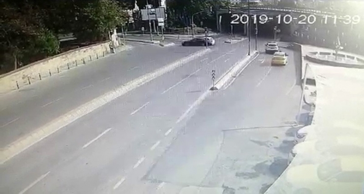 Üsküdar’da Lüks Aracın Karıştığı Kaza Kamerada