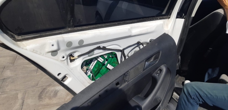 Lüks Otomobilden Kaçak Sigara Çıktı