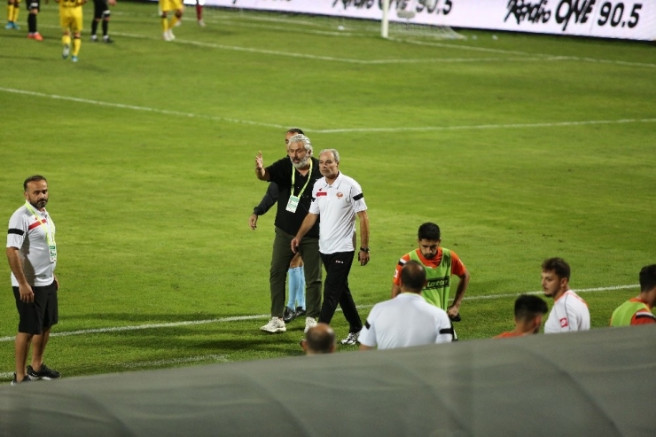 Engin İpekoğlu, İlk Maçında Kırmızı Kart Gördü