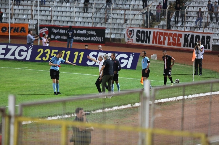 Engin İpekoğlu, İlk Maçında Kırmızı Kart Gördü