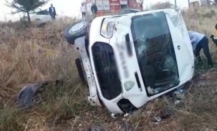 Minibüs, Şarampole Devrildi: 2 Yaralı