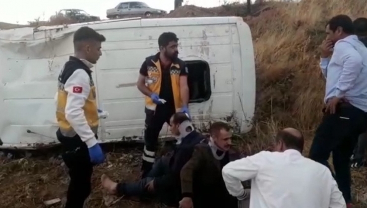 Minibüs, Şarampole Devrildi: 2 Yaralı
