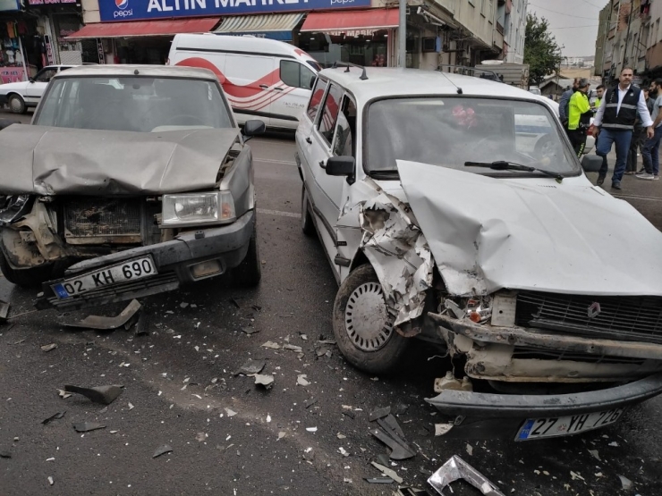 İki Otomobil Çarpıştı
