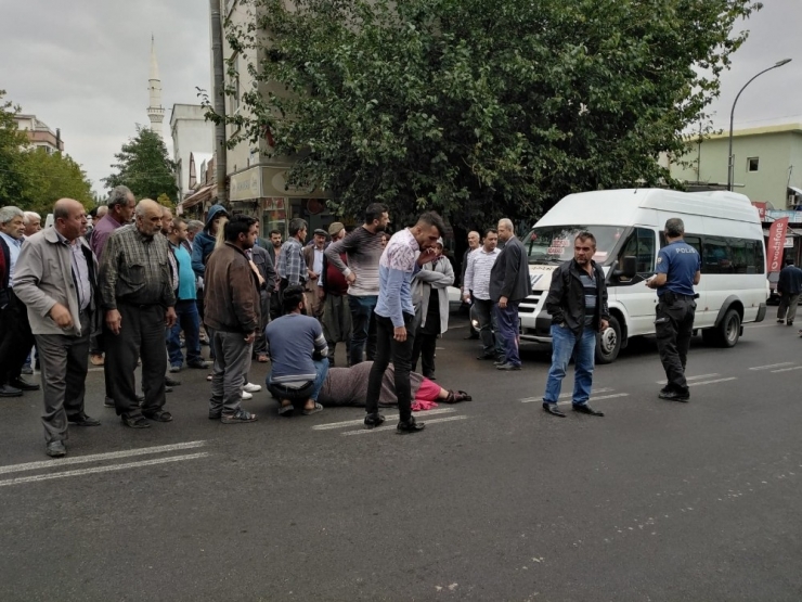 Besni’de Yolcu Minibüsü Yayaya Çarptı