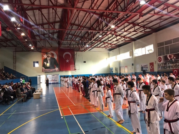 Başarılı Sporcular Ödüllendirildi