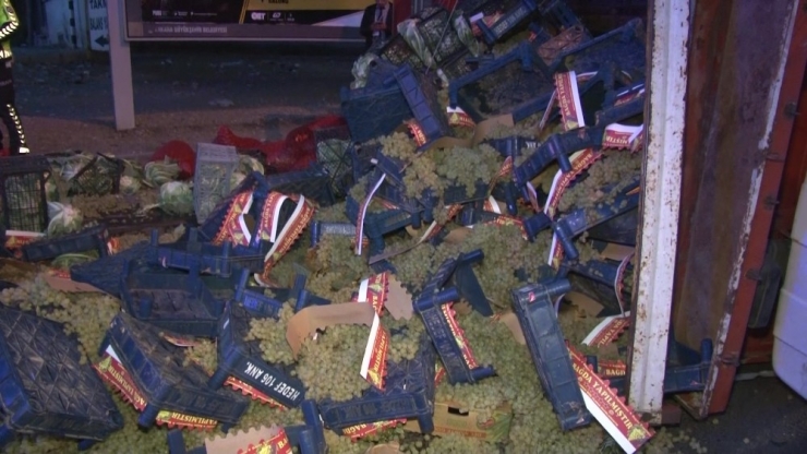 Ankara’da Lastiği Kopan Kamyon Devrildi: 1 Yaralı