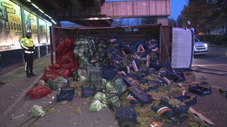 Ankara’da Lastiği Kopan Kamyon Devrildi: 1 Yaralı