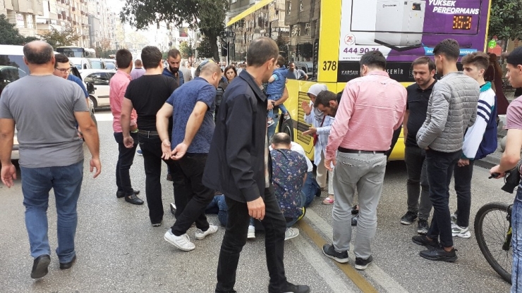 75 Metre Sürüklenen Motosikletlinin İmdadına Yoldan Geçen Doktor Koştu