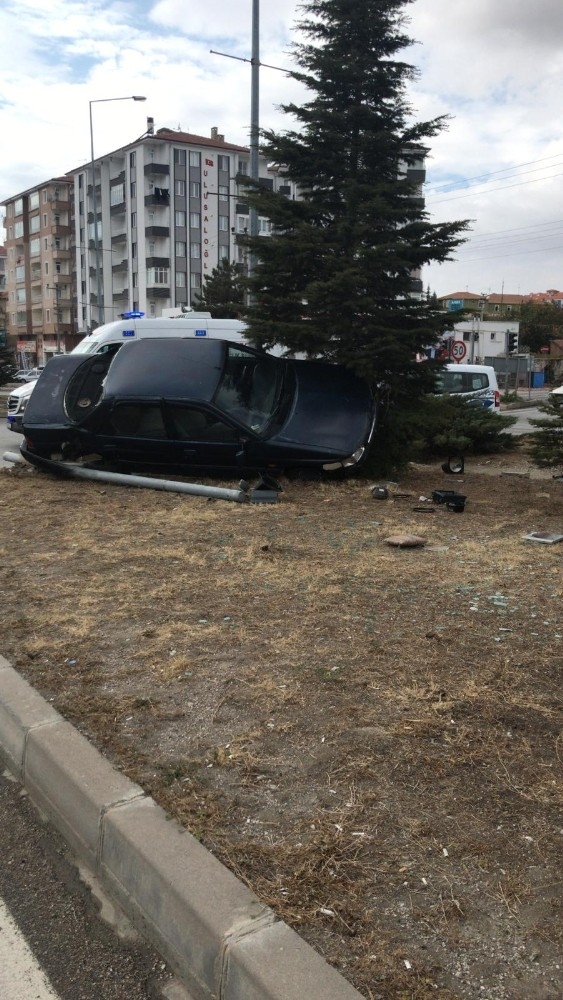 Kontrolden Çıkan Otomobil Ağaca Çarparak Durabildi