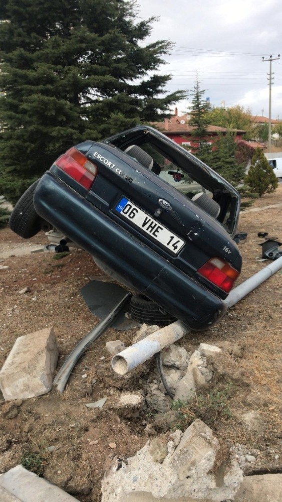 Kontrolden Çıkan Otomobil Ağaca Çarparak Durabildi