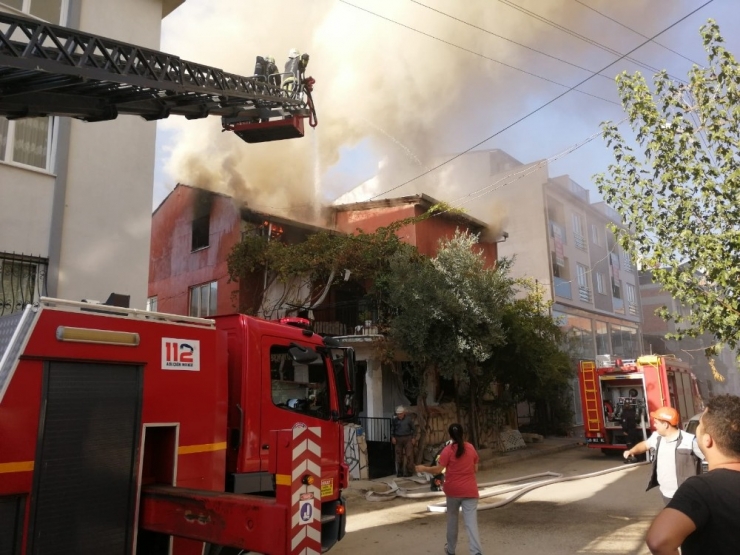 Çatı Katında Çıkan Yangın Binayı Sarmadan Söndürüldü