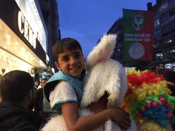 Cam Silerken Karşılarına Çıkan Çocuğa Unutulmaz Bir An Yaşattılar