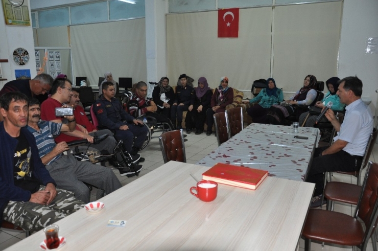 Engelli Öğretmenden Asker Selamı