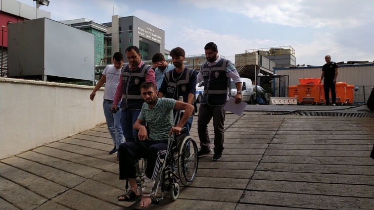 Çaldıkları Aracı Parçalamak Üzereyken Yakalandılar