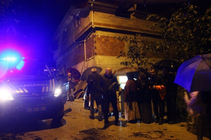 Mahallesini Su Basmasını Engellemek İçin Çalışırken Canından Oldu