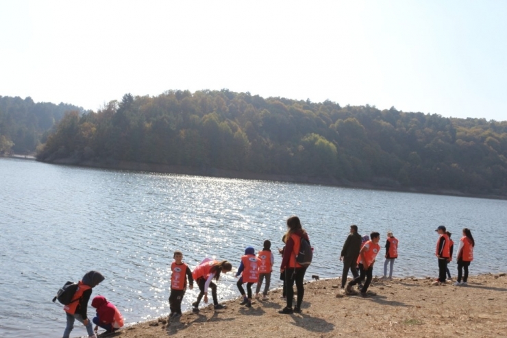Gönüllü Minik Çevreciler Küçükelmalı Mesire Alanını Baştan Aşağı Temizledi
