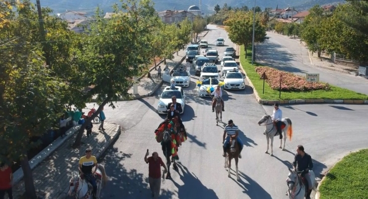 Atlı Cirit Gösterisi Yapılan Düğünde, Sünnet Çocuğunu Deveye Bindirip Konvoy Yaptılar