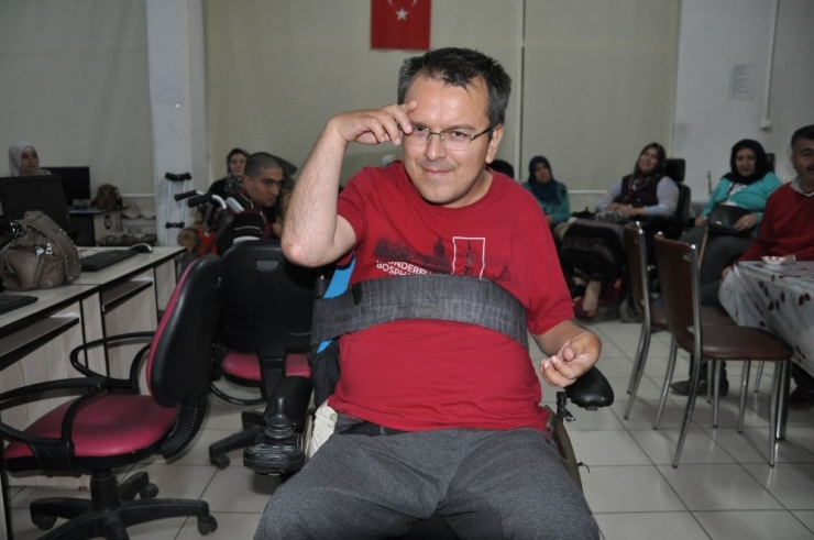 Engelli Öğretmenden Asker Selamı