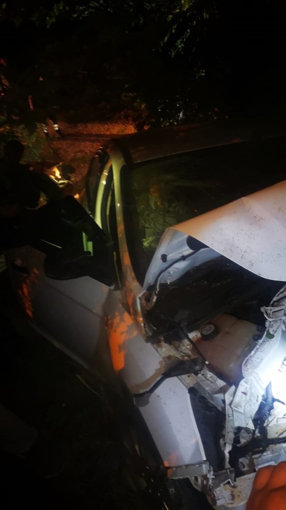 Kazada Otomobilde Sıkışan Eşinin Elini Bırakmadı