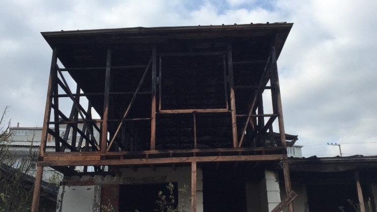 Kayınpeder, Oğlu Ve Gelininin Evini Yaktı