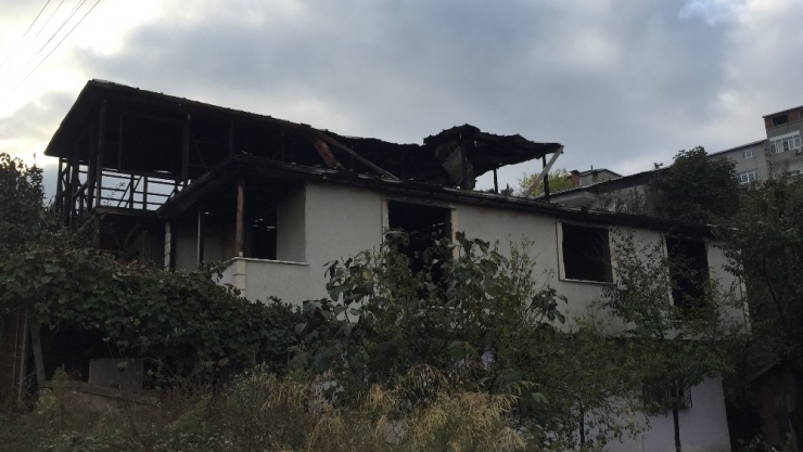 Kayınpeder, Oğlu Ve Gelininin Evini Yaktı