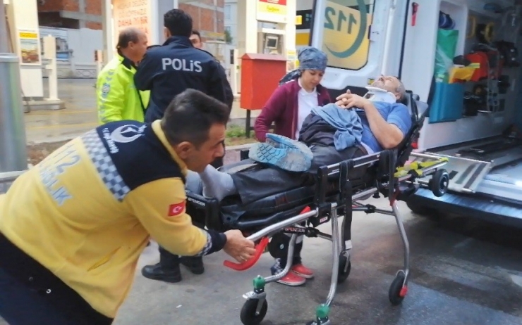 Sürücü Uyuyakalınca Otomobil Camiden Çıkan 2 Kişiye Çarptı