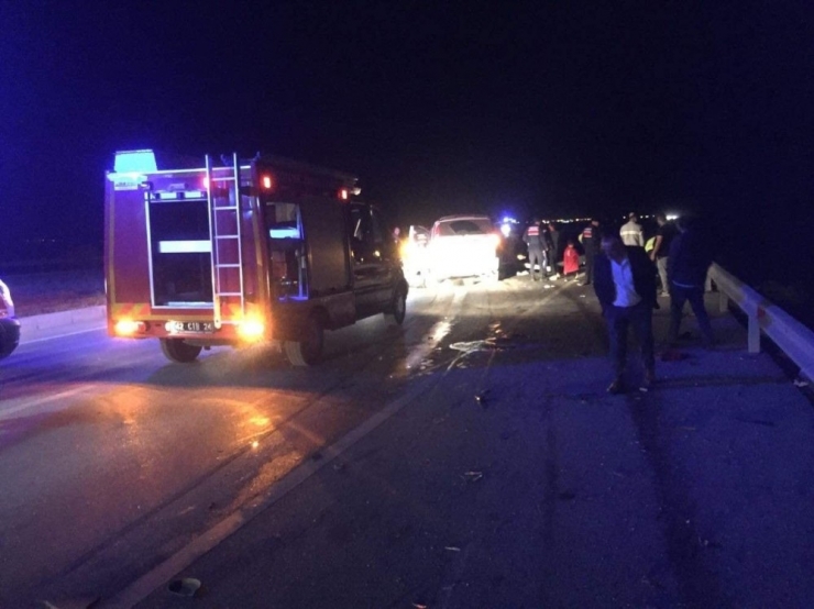 Otomobil İle Minibüs Çarpıştı: 2 Ölü, 11 Yaralı