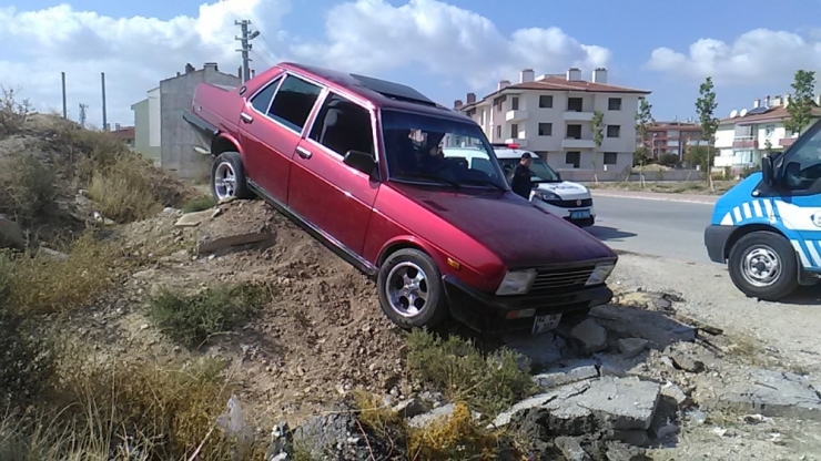 Ehliyetsiz Sürücü Polisten Kaçarken Anneyle Kızına Çarpıp Kum Yığınına Saplandı
