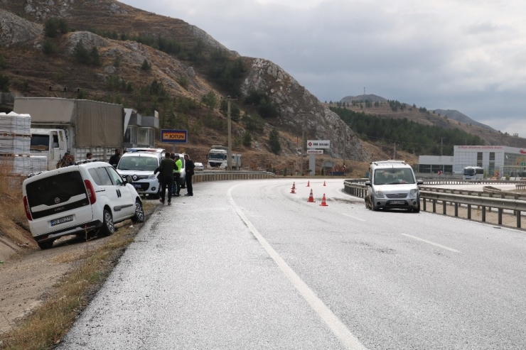 Köpeği Ezmemek İçin Kaza Yaptı: 2 Yaralı