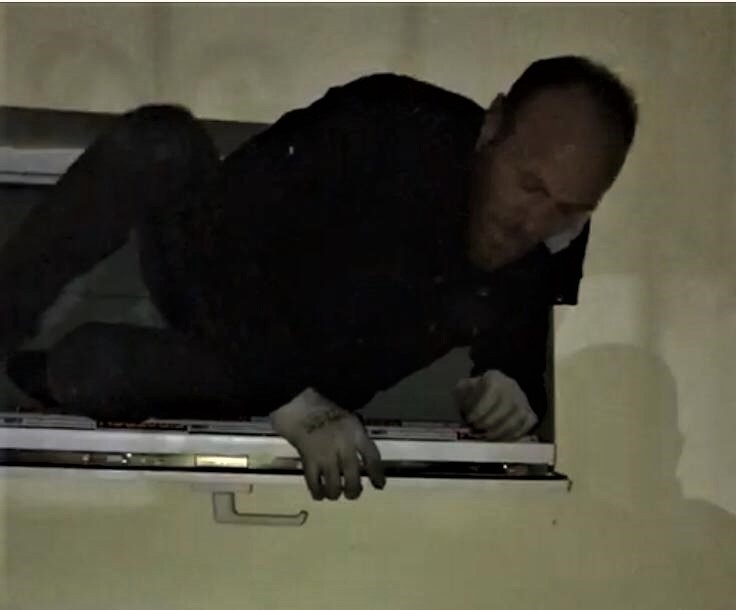 Evin Musluklarını Çalan Şüpheli, Havalandırma Camında Suçüstü Yakalandı