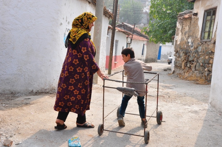 Felçli Çocuk İnşaat Demirleriyle Hayata Tutundu