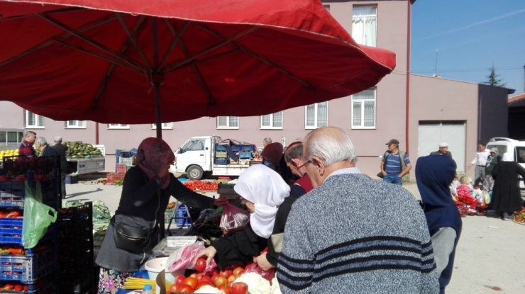 Pazaryeri’nde Kurulan Köylü Pazarına İlgi Büyük