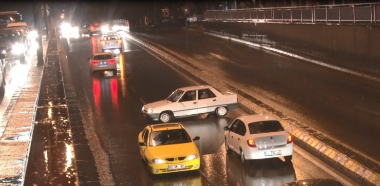 Yarım Saatlik Yağmur Trafiği Felç Etti