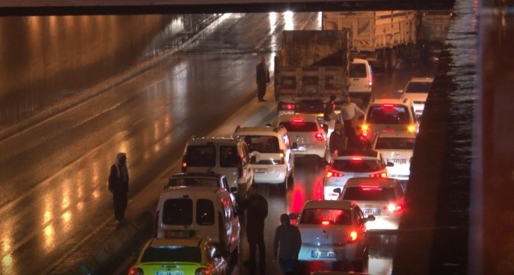 Yarım Saatlik Yağmur Trafiği Felç Etti