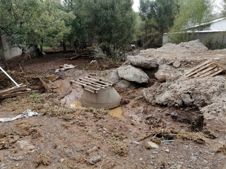Bingöl’de Taşkın Ahıra Zarar Verdi