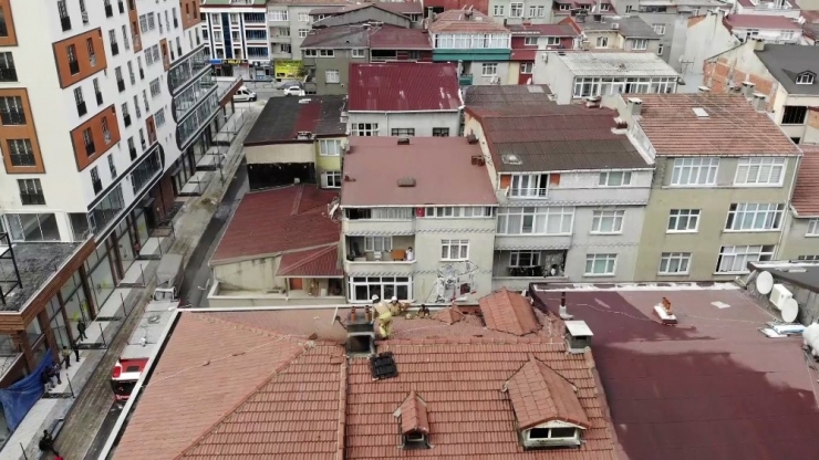 Sultangazi’de Dubleks Dairenin Çatısı Alev Alev Yandı