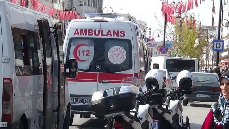 Hatalı Park İtfaiye Aracının Geçişini Engelledi, Yangını Vatandaşlar Söndürdü