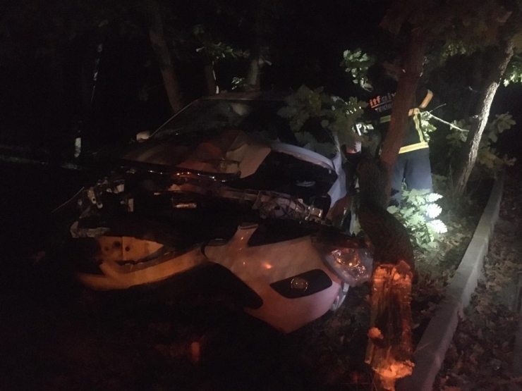 Önce Yayaya, Sonra Ağaca Çarparak Durabildi: 3 Yaralı