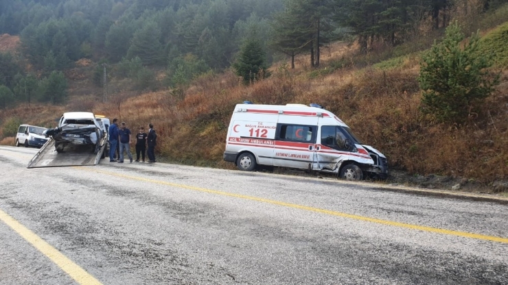 Tosya’da Ambulans Otomobil İle Çarpıştı, 1 Yaralı