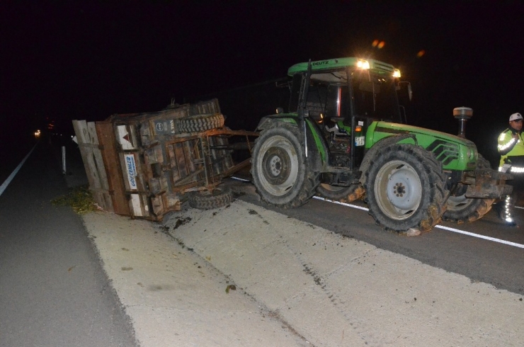 Traktör Römorku Devrildi, Tonlarca Mısır Silajı Yola Saçıldı