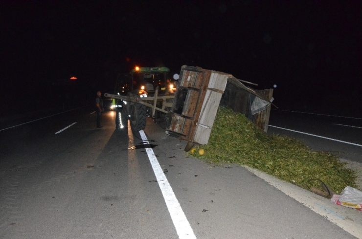 Traktör Römorku Devrildi, Tonlarca Mısır Silajı Yola Saçıldı