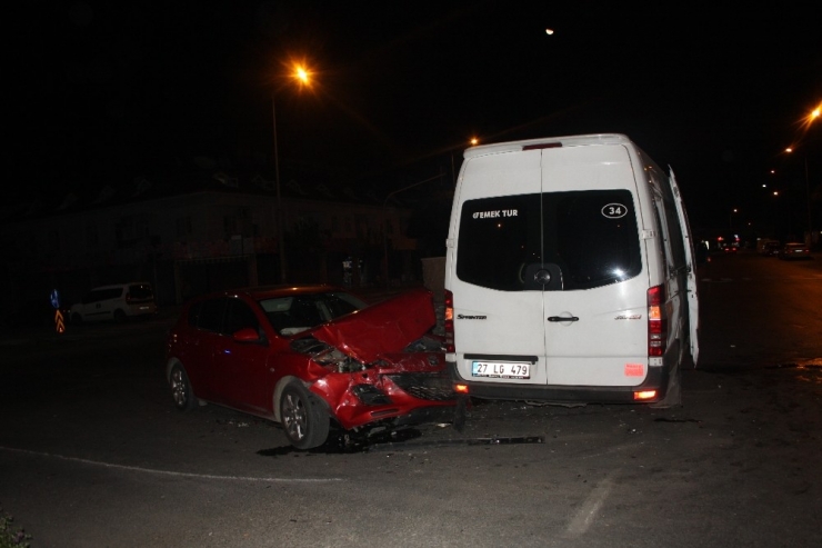 Tur Minibüsüyle Otomobil Çarpıştı: 3 Yaralı