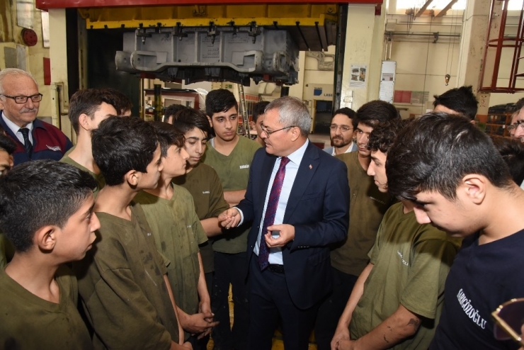 Vali Deniz Sanayi Tesislerinde İncelemelerde Bulundu