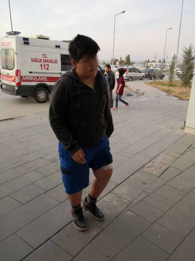 Bacağından Bıçaklanan Çocuğu Yürüterek Acile Götürdü
