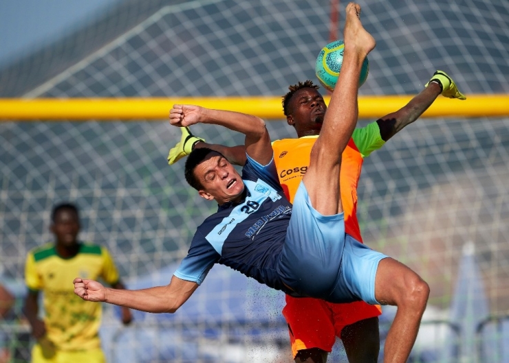 Alanya’da Düzenlenen Plaj Futbolu Şampiyonası Nefes Kesti