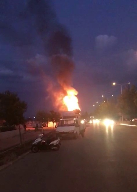 Antalya’da Tırın Dorsesi Alev Alev Yandı