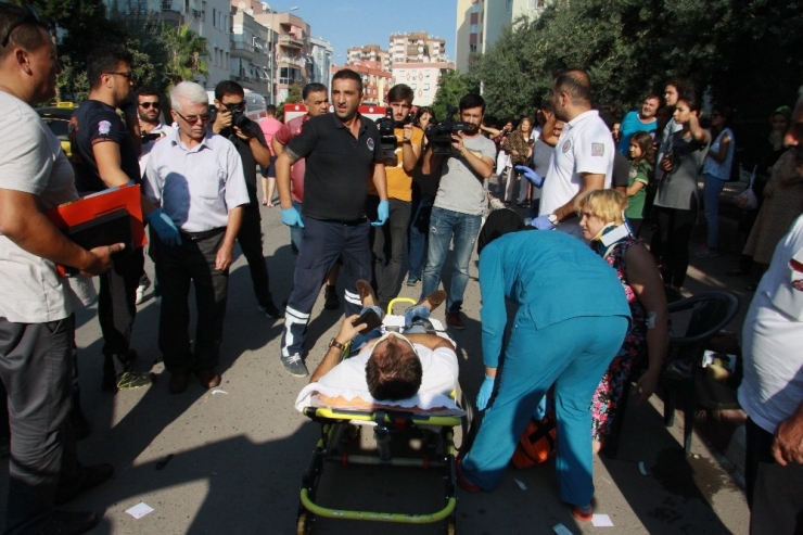 Yan Yatan Ticari Taksideki Yaralılar Vatandaşlar Tarafından Çıkartıldı