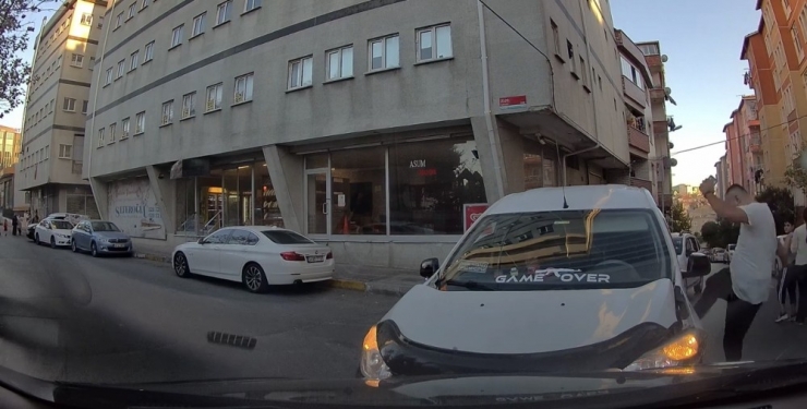 Bağcılar’da İki Araç Kafa Kafaya Çarpışınca Sürücülerden Biri Aracını Tekmeledi