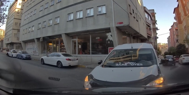 Bağcılar’da İki Araç Kafa Kafaya Çarpışınca Sürücülerden Biri Aracını Tekmeledi